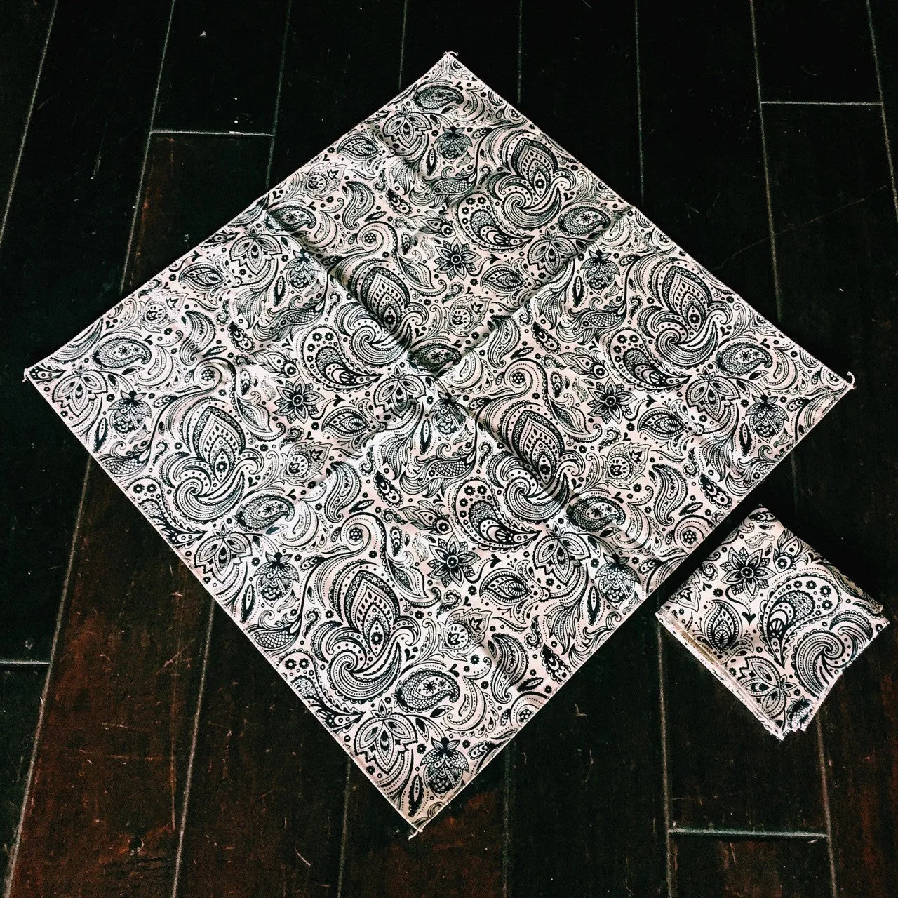 English Paisley Bandana [Indigo]